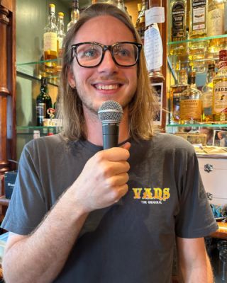 Paul Mirab… ARTHUR reprend les bancs de l’école, nous recherchons donc un nouveau sosie pour rejoindre notre équipe ! Si tu es souriant(e), dégourdi(e), rapide, que tu aimes le travail d’équipe et que tu es dispo à la rentrée, n’hésites pas à nous envoyer ton CV ! Par mail : omulligans@gmail.com ou directement au bar 😊☘️