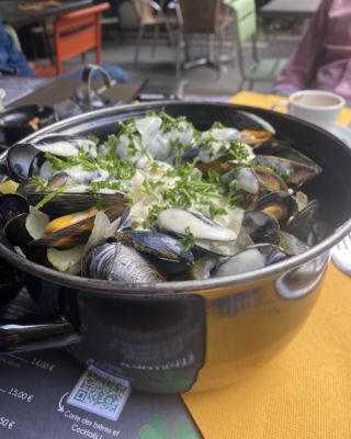 🎉BRADERIE 🎉 On ne badine pas avec les traditions ! Moules/frites tout le week-end au Mulli !! 😋 Marinière, Maroilles ou à la Moulin d’Ascq, il y en aura pour tous les goûts ! ❤️ De vendredi midi à dimanche soir 🍻 Cheers ☘️