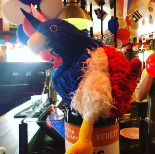 🇫🇷 COUPE DU MONDE DE RUGBY 🏉 J-4 !!! 🥳 Et on commence Vendredi avec FRANCE/ NOUVELLE ZÉLANDE à 21h, à l’intérieur ET on sort aussi le grand écran sur la terrasse ! 🍻🍿😎 Samedi, on ouvre un peu plus tôt pour IRLANDE☘️/ROUMANIE à 15h30, puis AUSTRALIE/GÉORGIE et ANGLETERRE/ARGENTINE à 21h ! On a sorti nos plus belles tenues de supporters pour vous servir, on vous attend pour une ambiance de folie !! 🤩🥳 Allez les bleus !!! 🇫🇷🤞❤️