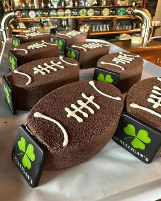 FRANCE - NAMIBIE ! 🏉 Jeudi soir à 21h, et pour supporter la France en se régalant, Romain nous a fait un nouveau dessert à base de mousse au chocolat, caramel au beurre salé et à la vanille, et biscuit ! 😋 Résa possible uniquement pour la restauration 📞 #mulligans #marcqenbaroeul #faitmaison #irishpub #coupedumondederugby2023