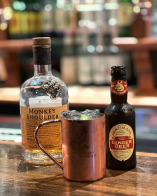 🍹 COCKTAIL DU MOIS 🍹 Le Monkey Mule, un classique revisité pour réchauffer nos soirées d’automne 🍁🍹 Du Monkey shoulder, du ginger beer, un squizz de lemon 👌 Simple et efficace ! 🤩 #cocktail #automne #whisky #monkeyshoulder #ginger #faitavecamour #irishpub #marcqenbaroeul #lille
